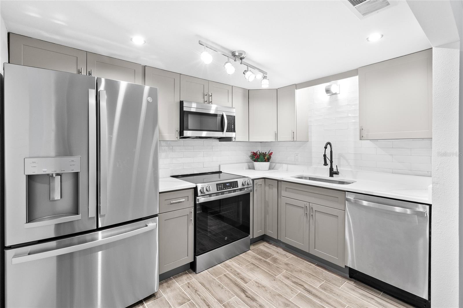 Image 12 of 34 For 505 Plaza Seville Court 9