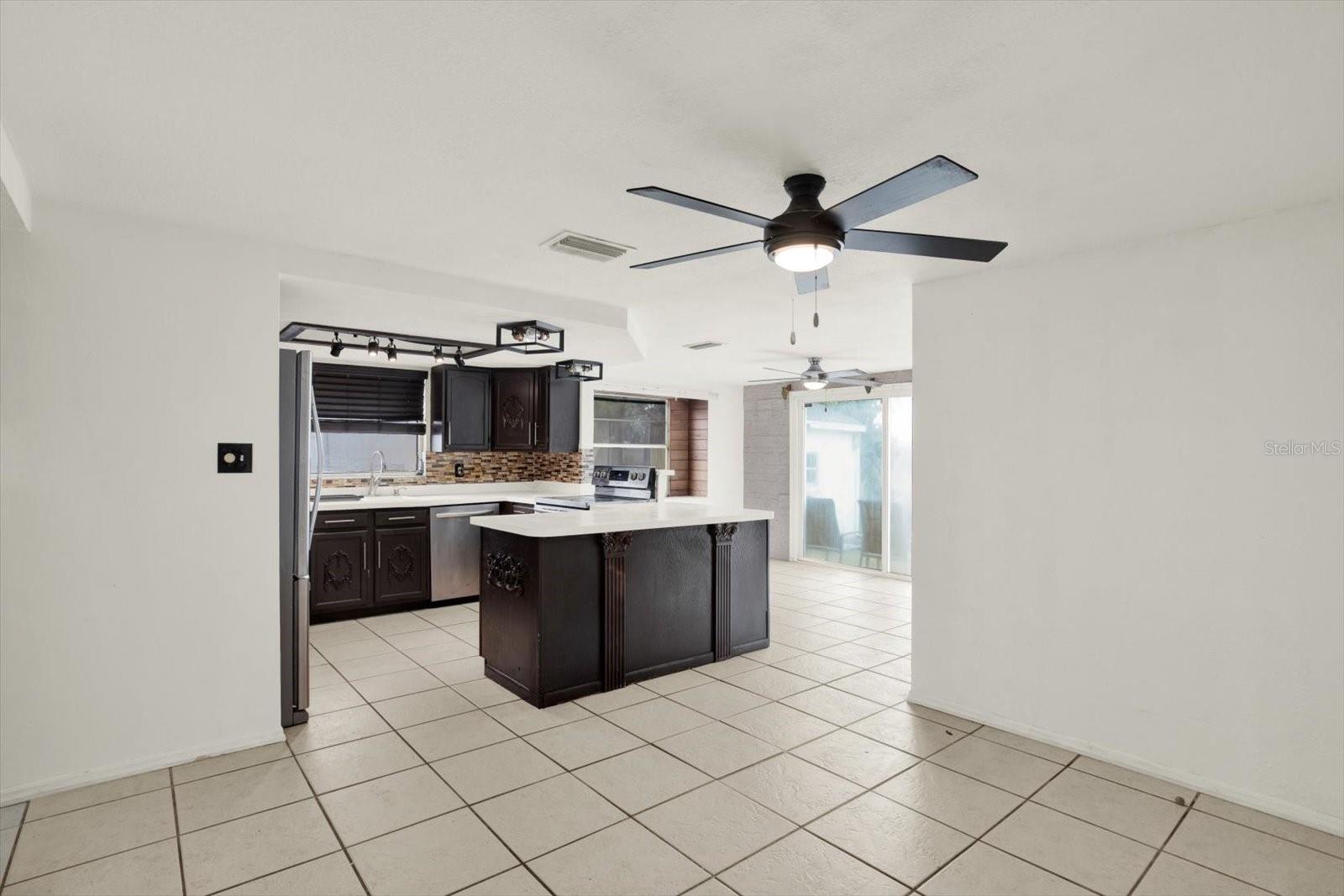 Image 10 of 33 For 3931 Holiday Lake Drive