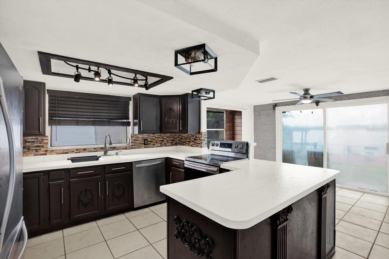 Image 12 of 33 For 3931 Holiday Lake Drive