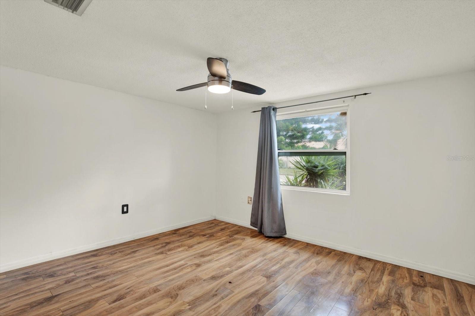 Image 21 of 33 For 3931 Holiday Lake Drive