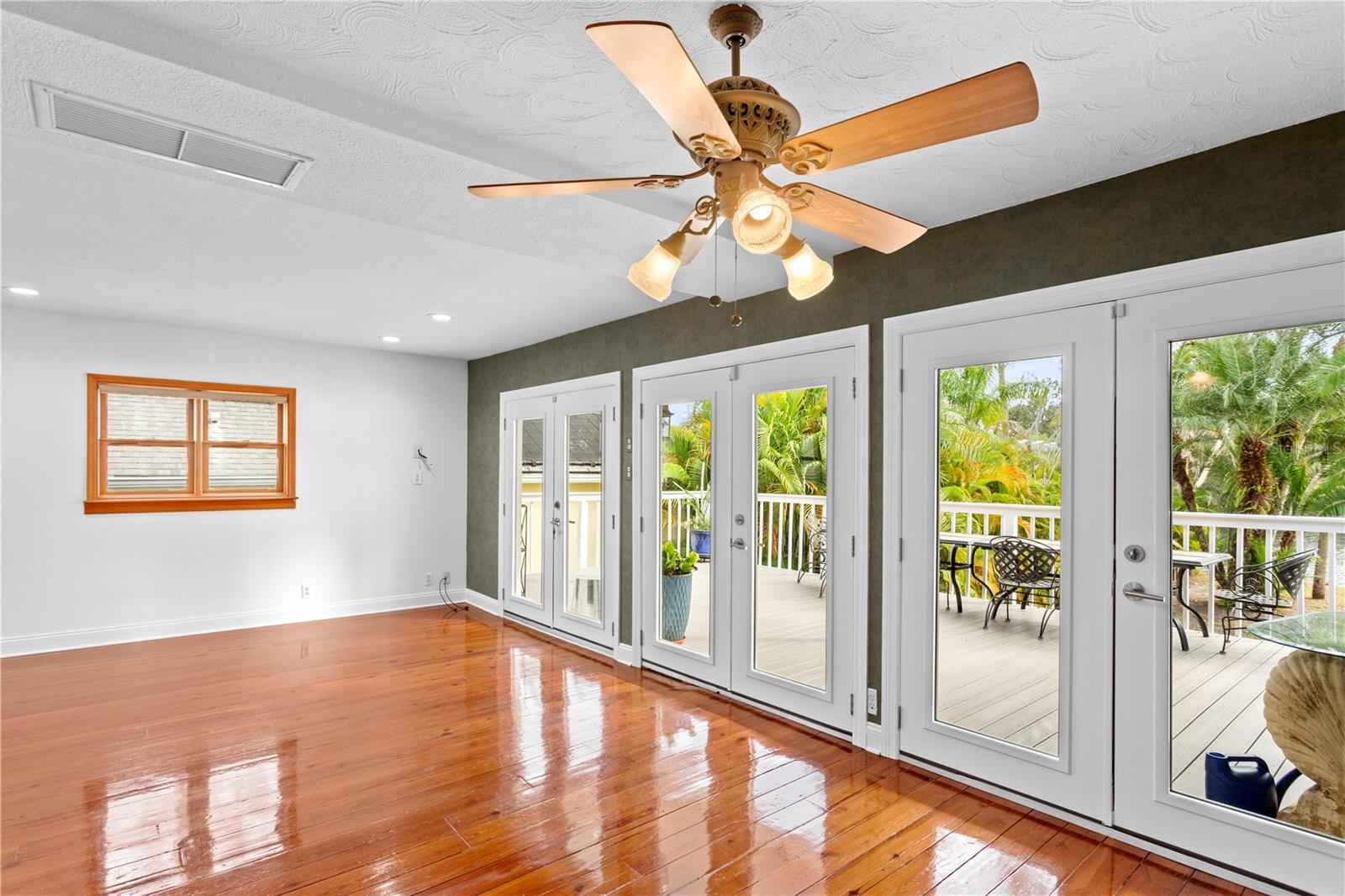 Image 16 of 70 For 906 Henry Avenue