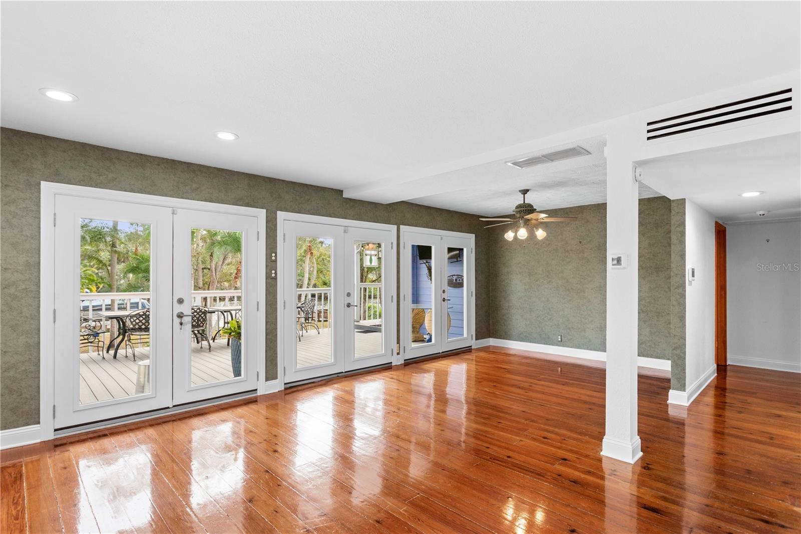 Image 17 of 70 For 906 Henry Avenue