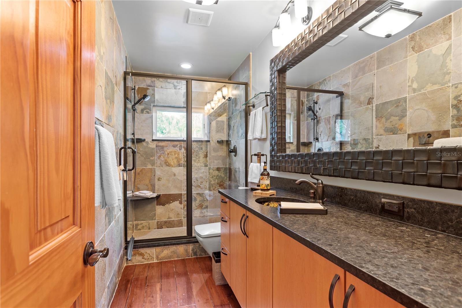 Image 22 of 70 For 906 Henry Avenue