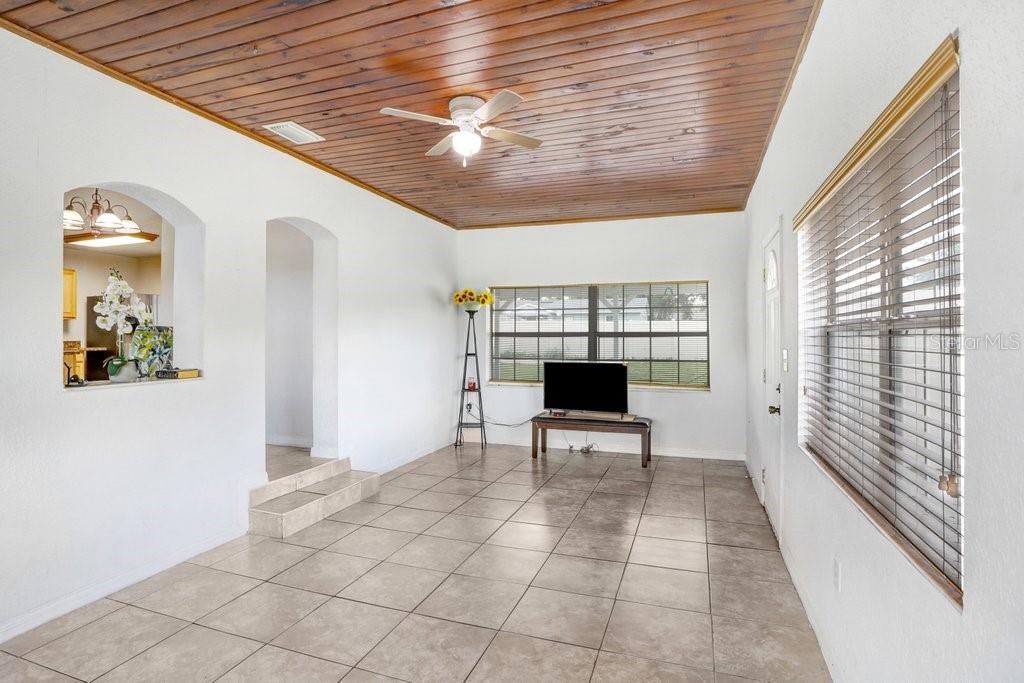 Image 16 of 34 For 335 Diana Avenue