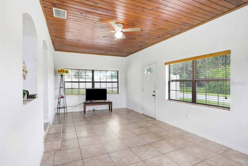 Image 17 of 34 For 335 Diana Avenue