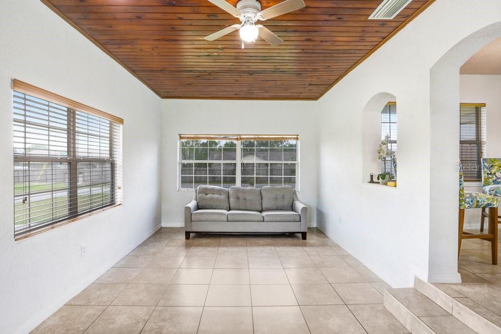 Image 18 of 34 For 335 Diana Avenue