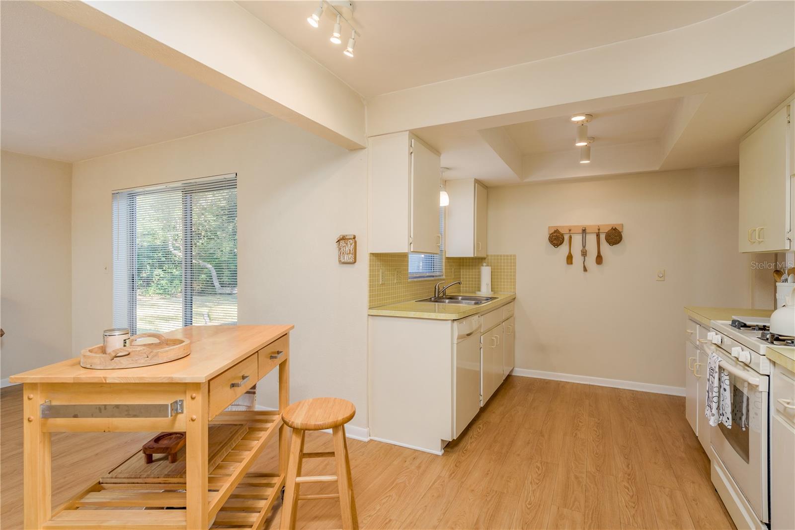 Image 11 of 34 For 6952 122nd Street