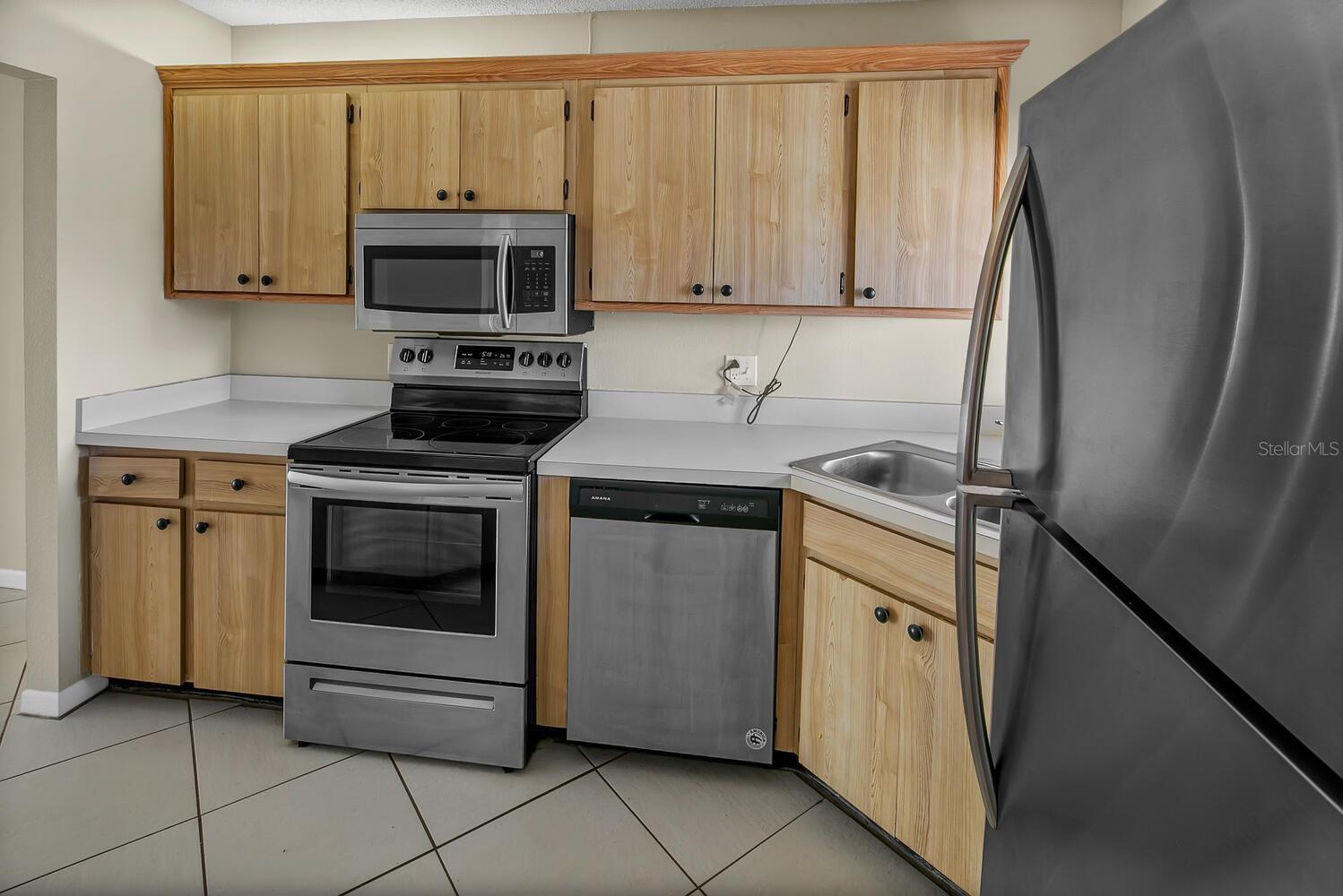 Image 4 of 33 For 2002 Blue Hawk Court 1723