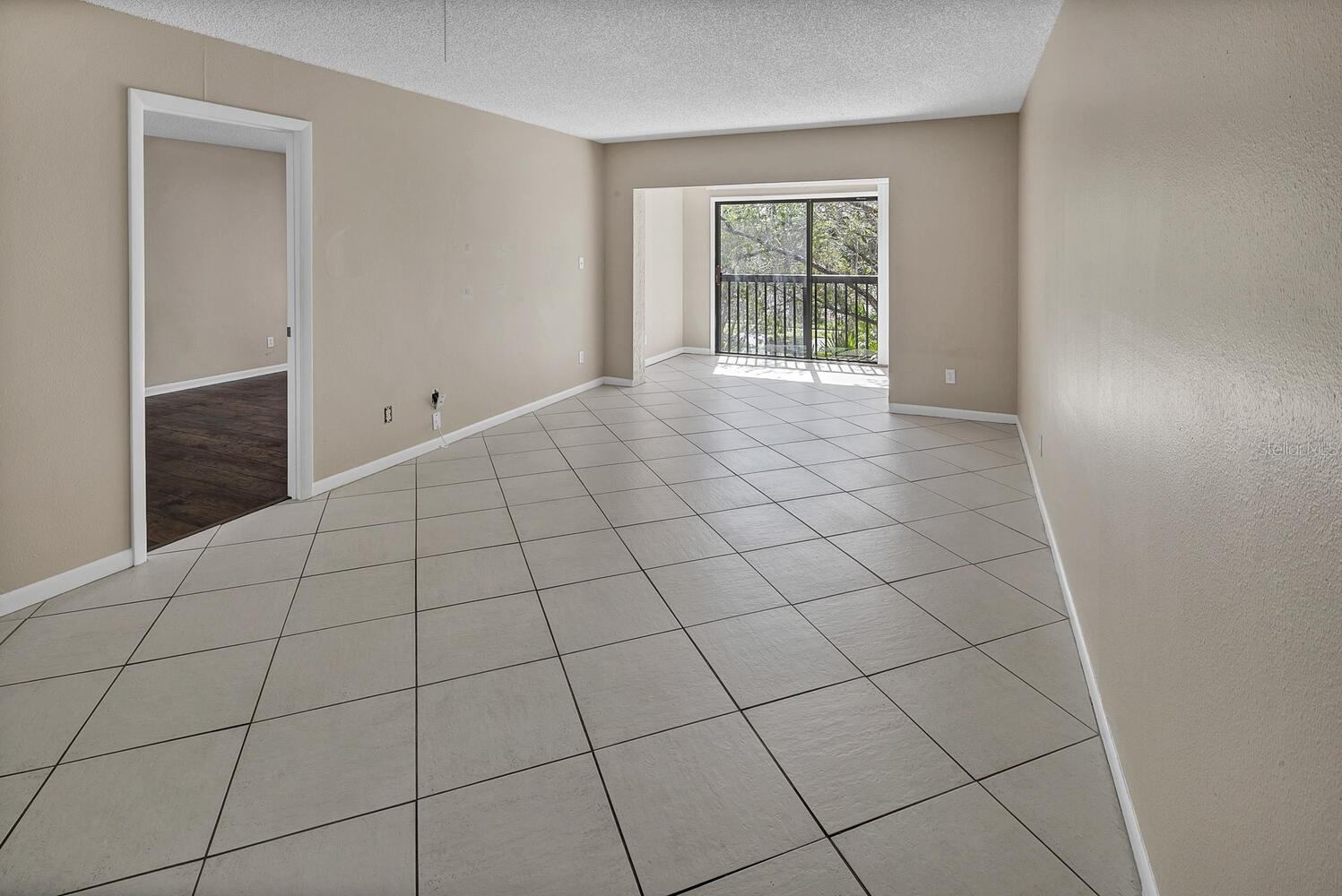 Image 7 of 33 For 2002 Blue Hawk Court 1723