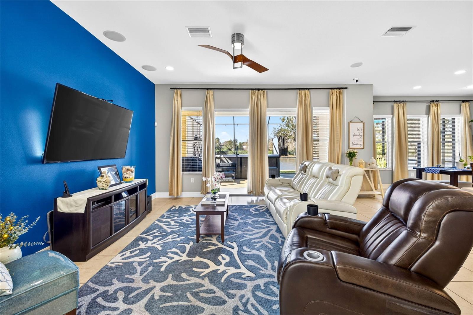 Listing photo id 12 for 7035 Peregrina Loop