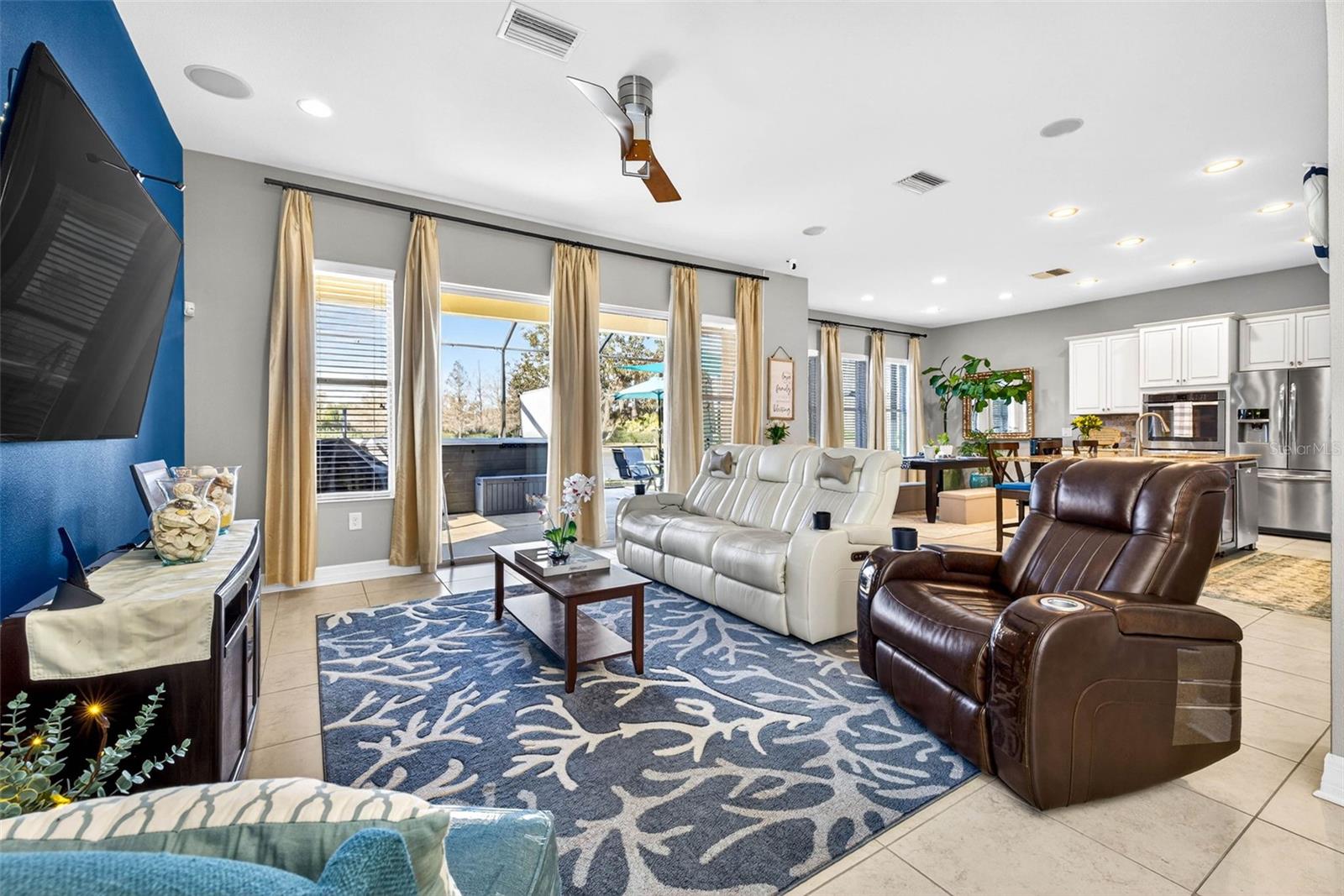 Listing photo id 3 for 7035 Peregrina Loop