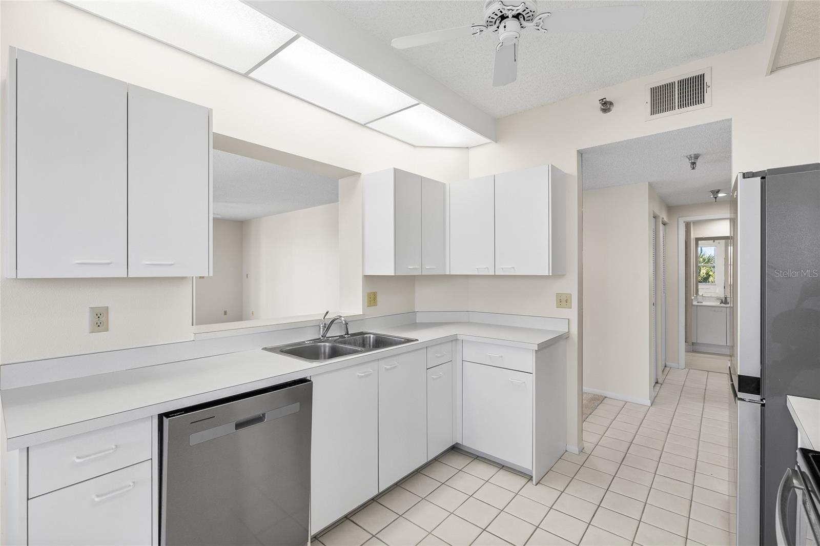 Image 13 of 75 For 8001 Sailboat Key Boulevard S 201