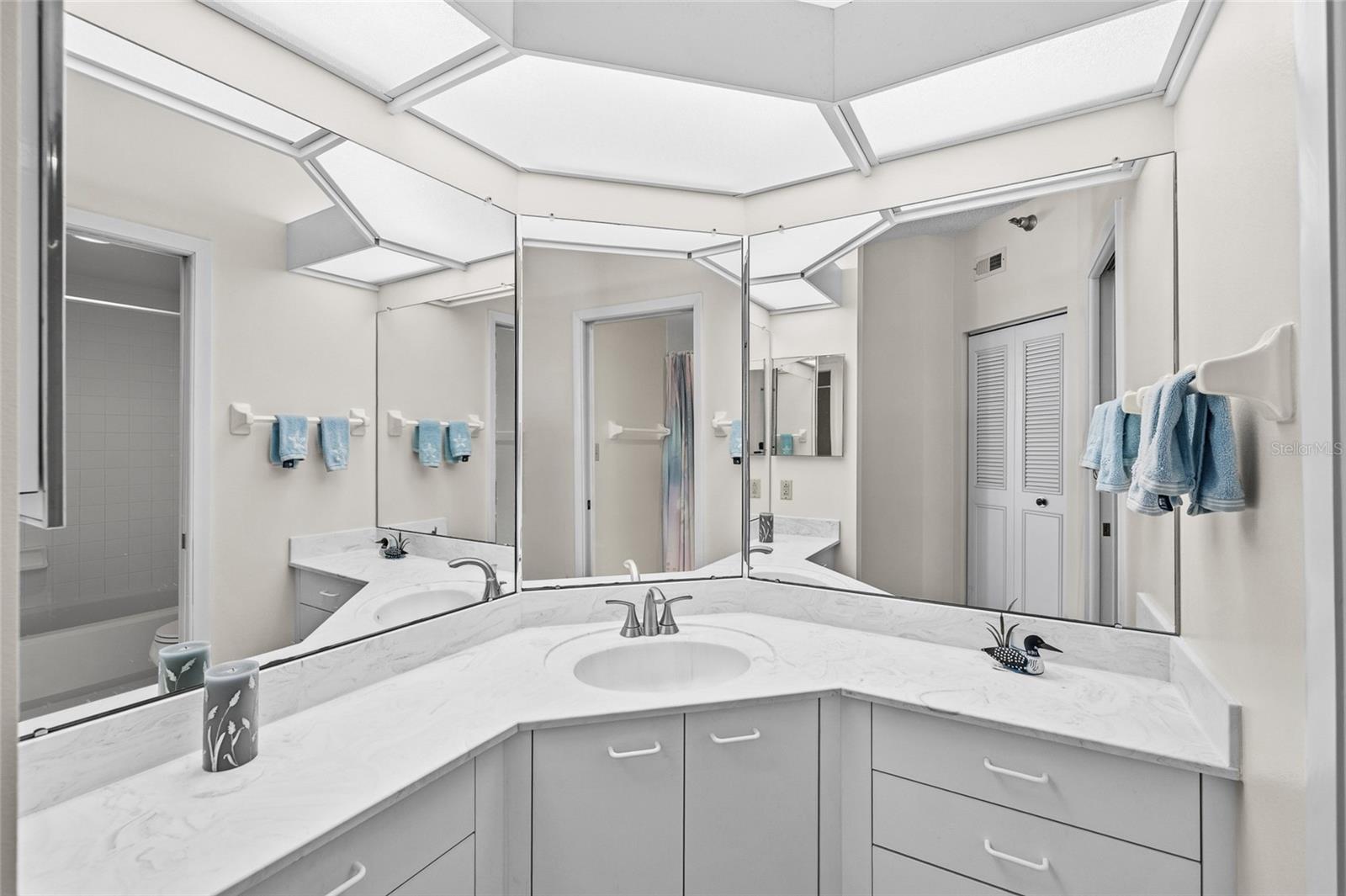 Image 27 of 75 For 8001 Sailboat Key Boulevard S 201