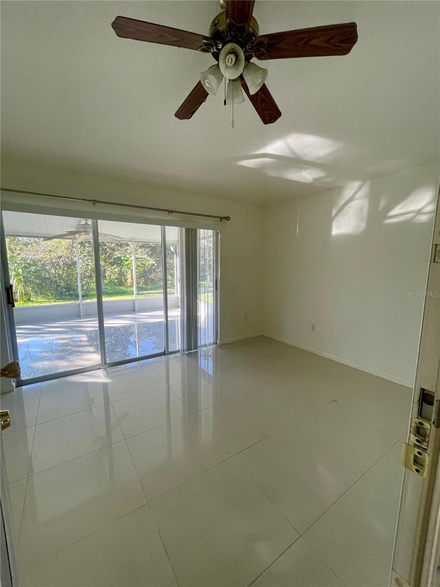 Listing photo id 12 for 1031 Summer Breeze Drive