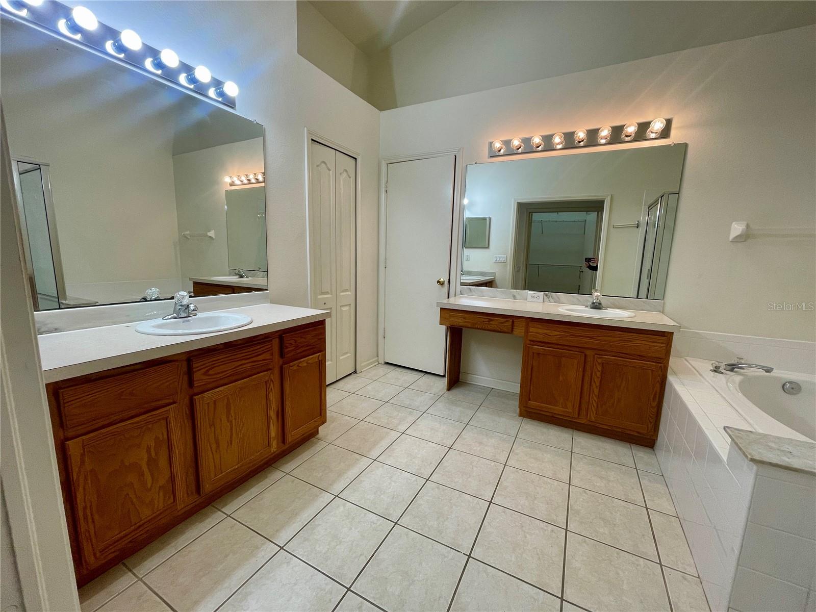 Listing photo id 18 for 1031 Summer Breeze Drive