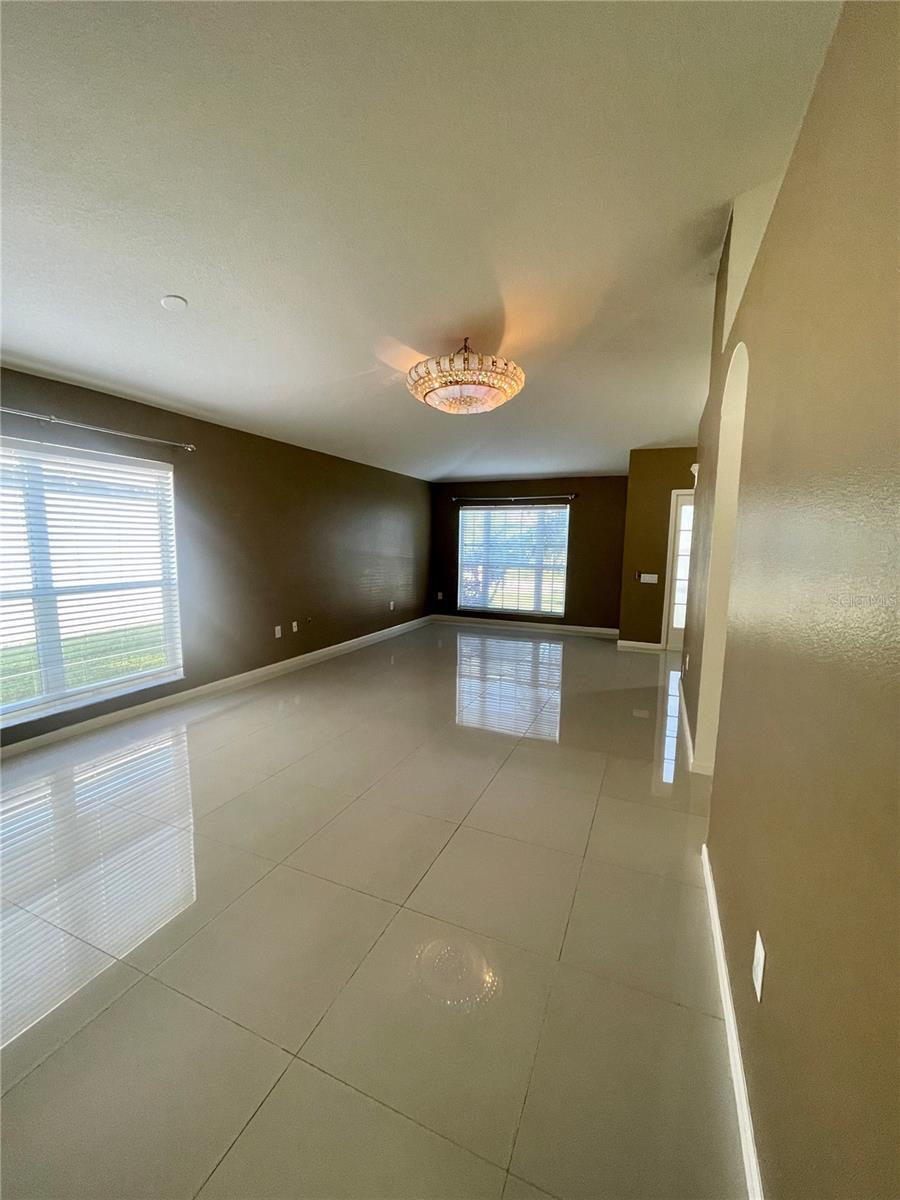 Listing photo id 4 for 1031 Summer Breeze Drive