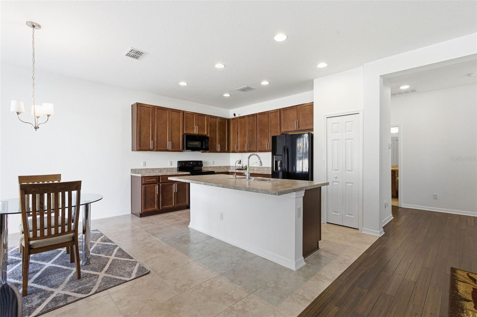 Listing photo id 7 for 2941 Adams Cross Drive