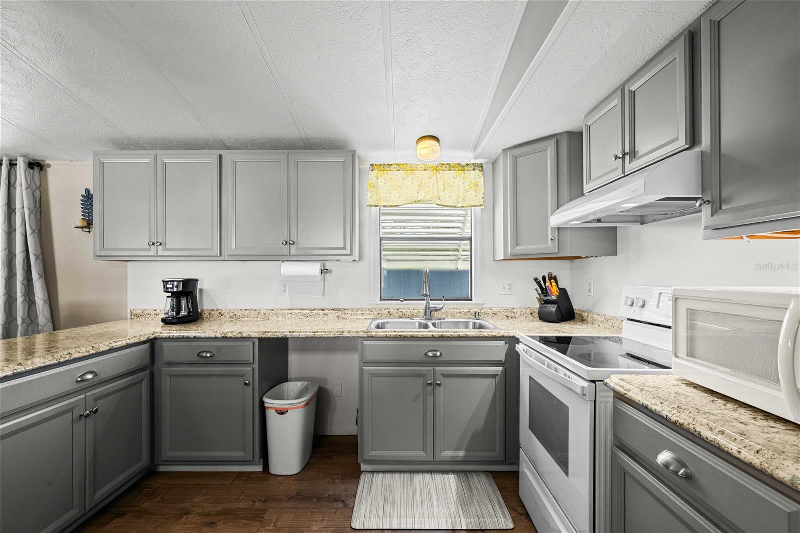 Listing photo id 4 for 5305 Antigua Drive