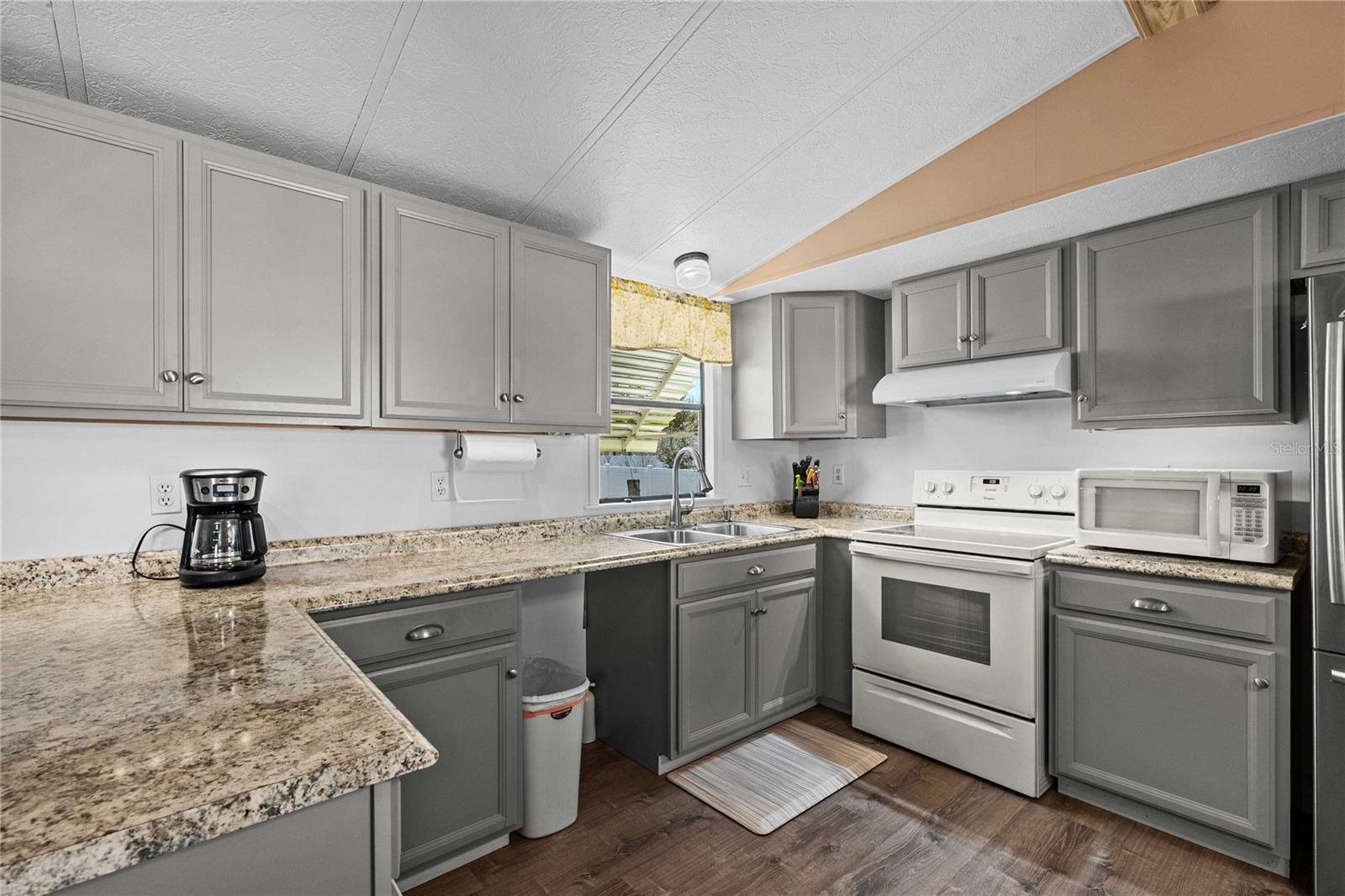 Listing photo id 5 for 5305 Antigua Drive