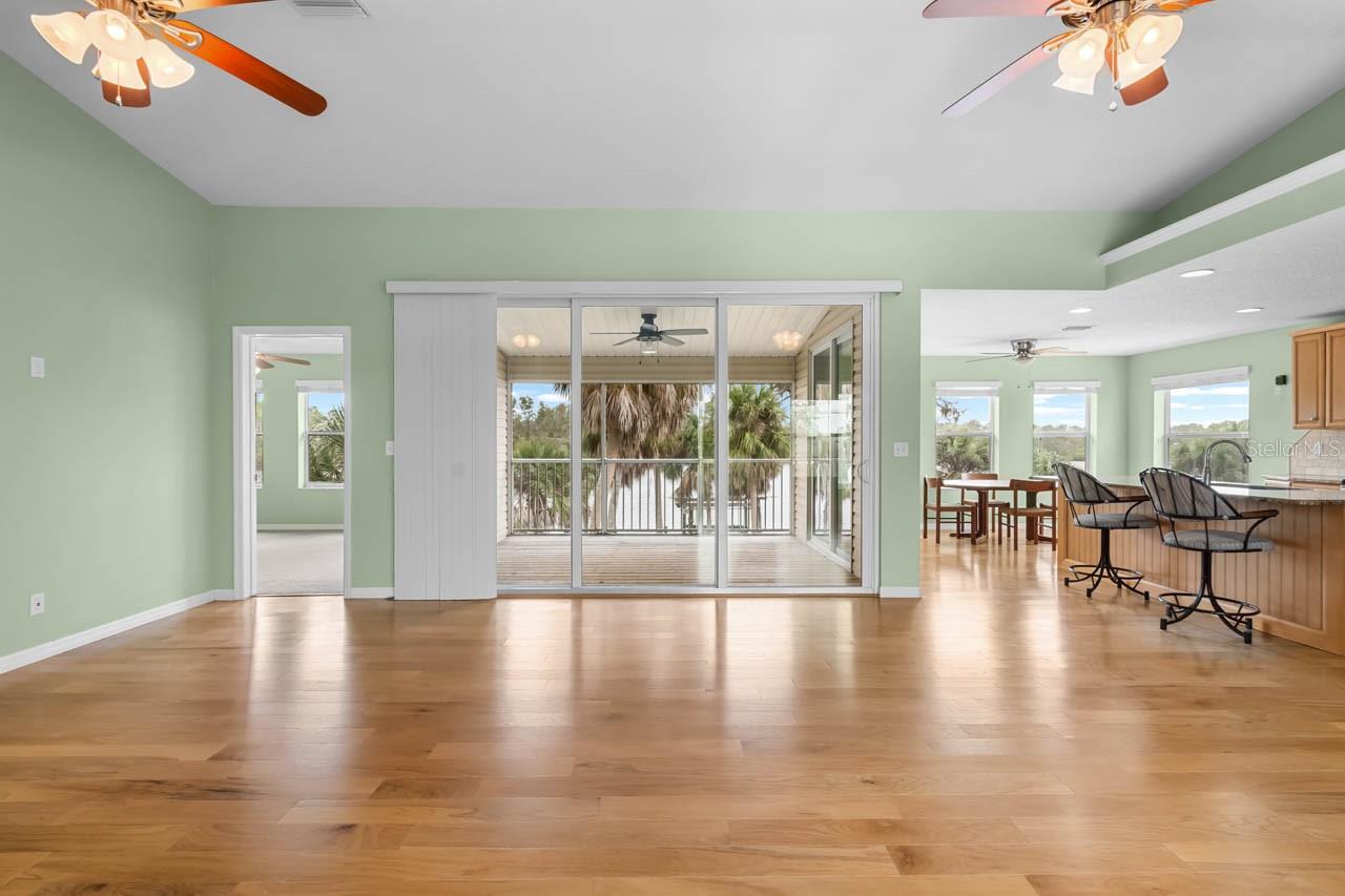 Listing photo id 12 for 2606 River Bend Drive