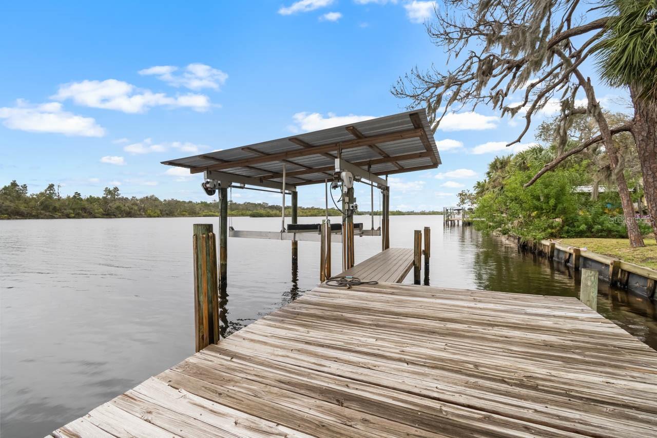 Listing photo id 35 for 2606 River Bend Drive