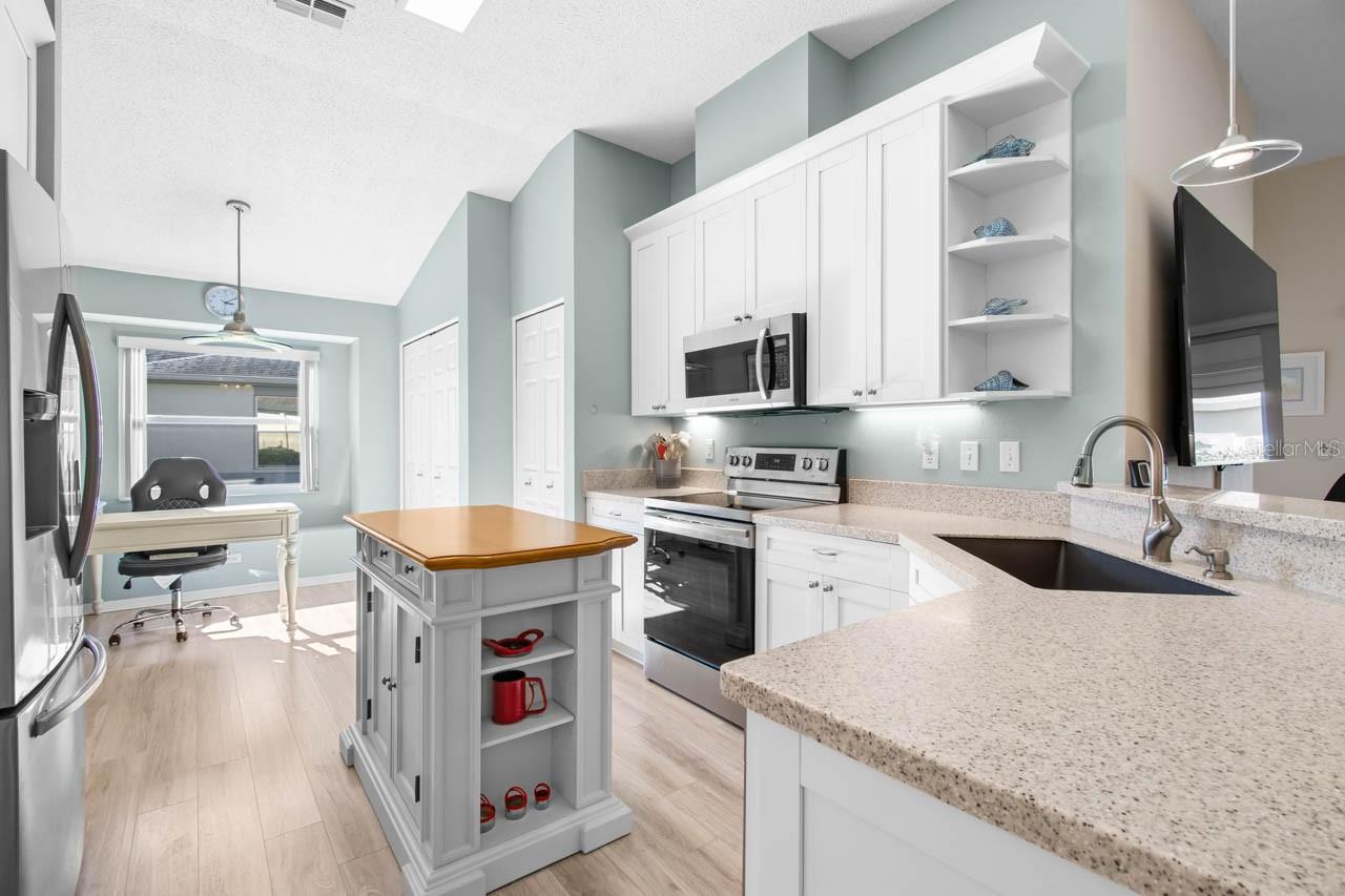 Image 13 of 58 For 1025 New Winsor Loop 28