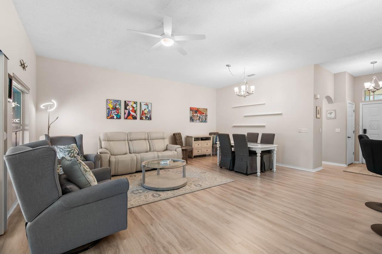 Image 15 of 58 For 1025 New Winsor Loop 28