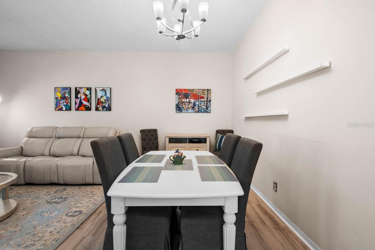 Image 18 of 58 For 1025 New Winsor Loop 28