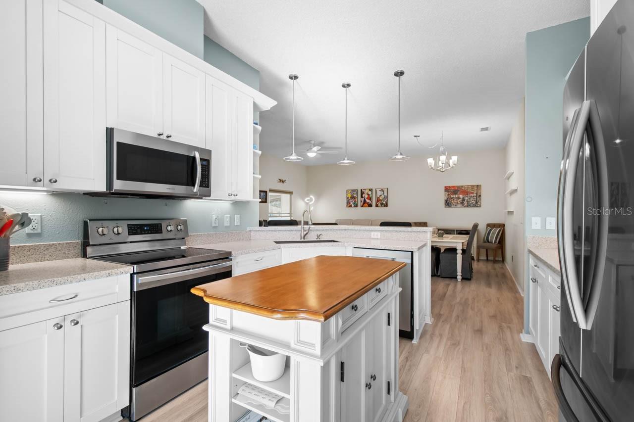 Image 8 of 58 For 1025 New Winsor Loop 28