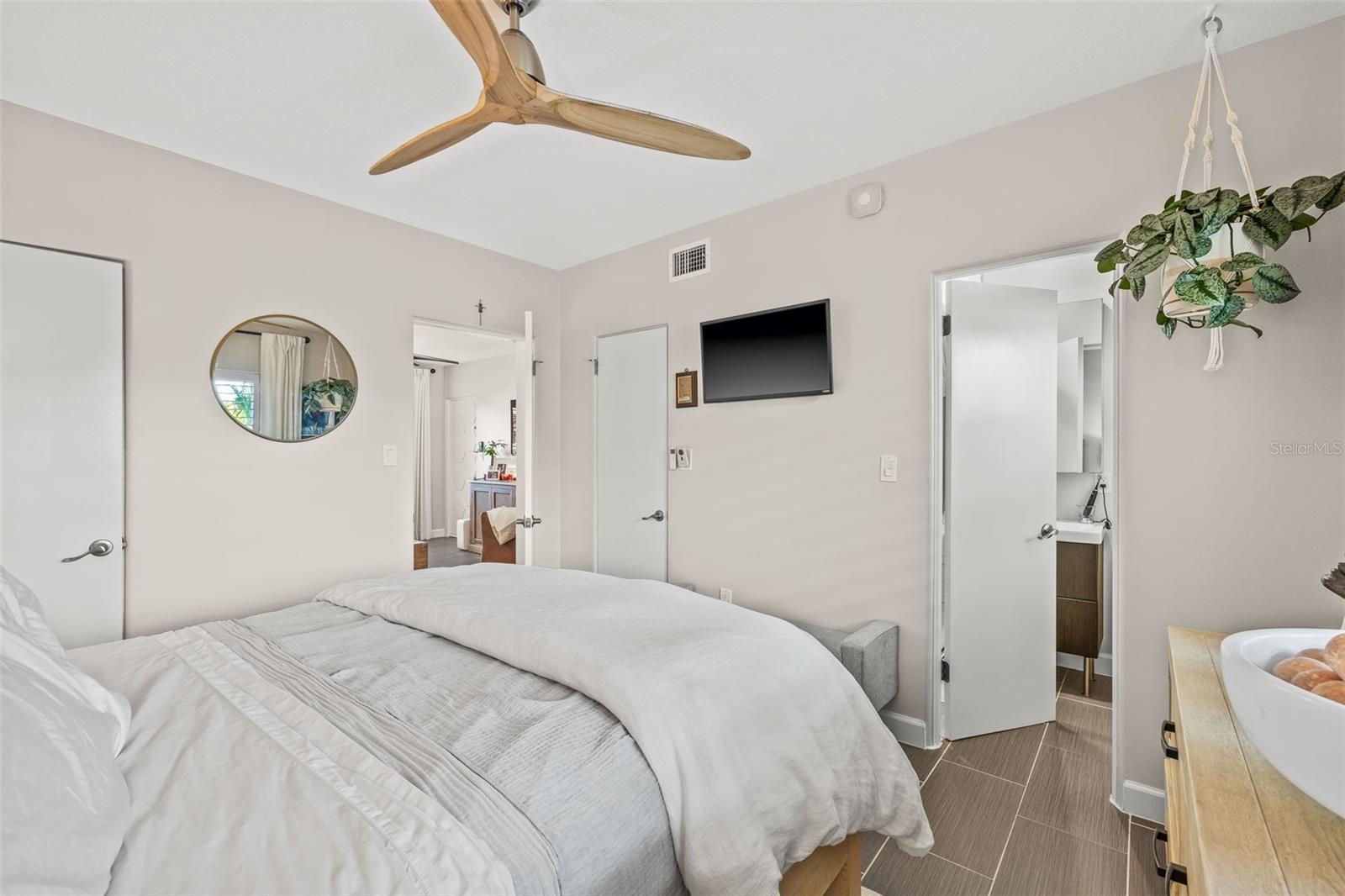 Image 12 of 23 For 410 12th Avenue Ne 8