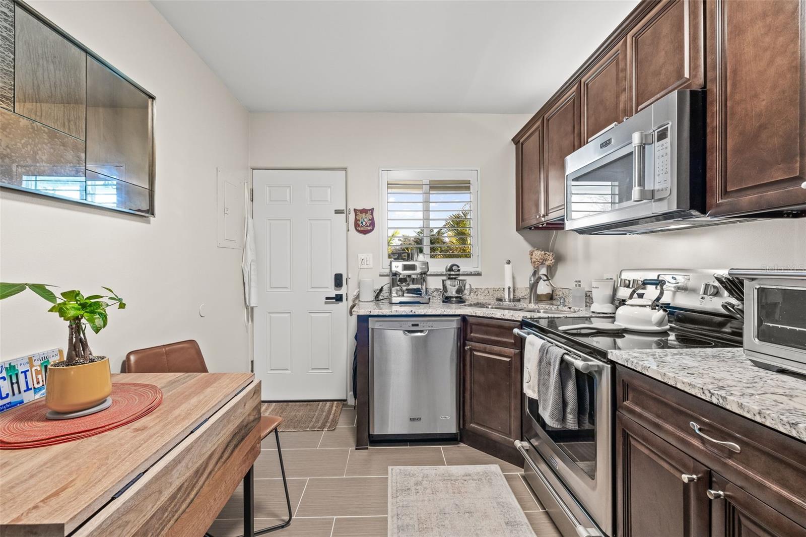 Image 3 of 23 For 410 12th Avenue Ne 8