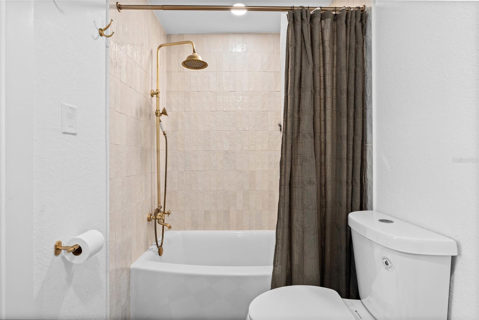 Image 22 of 40 For 4201 Bay View Avenue