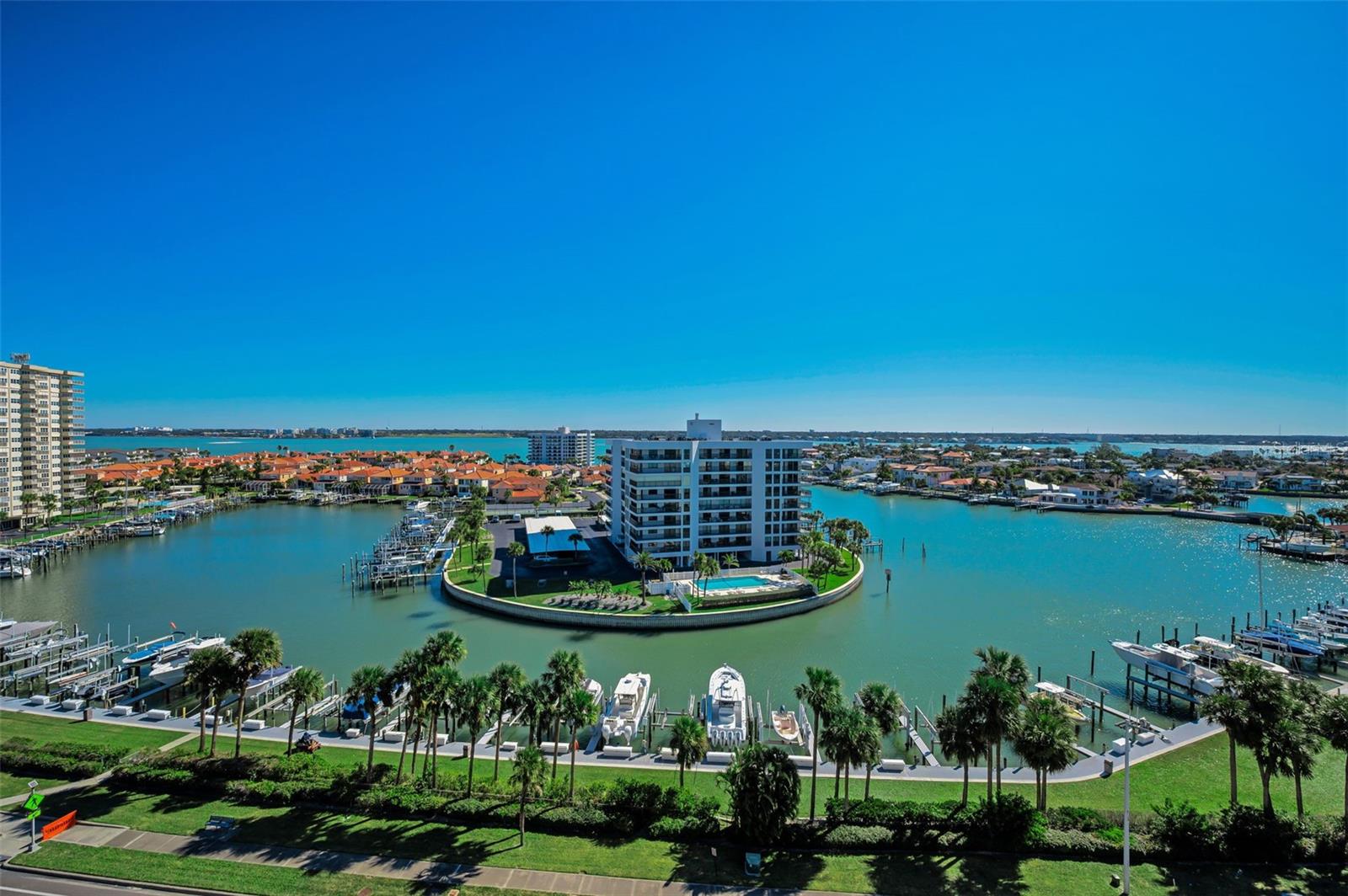 Image 40 of 96 For 1660 Gulf Boulevard 1007