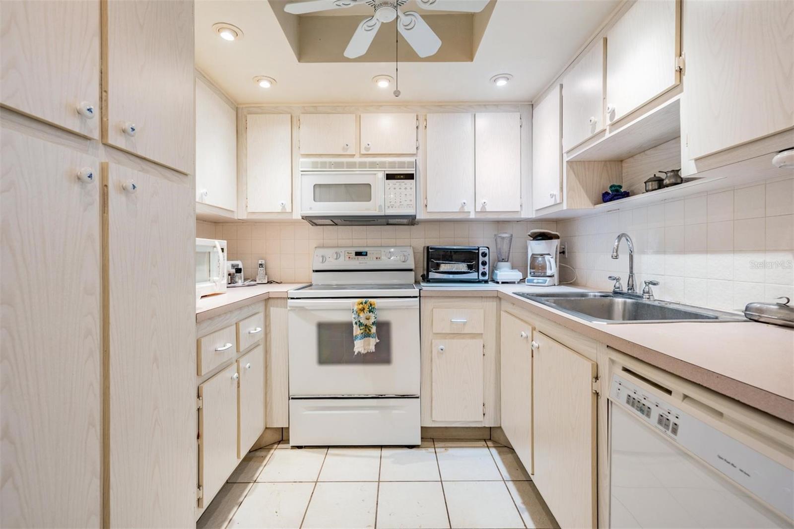 Image 5 of 33 For 2700 Bayshore Boulevard 9402