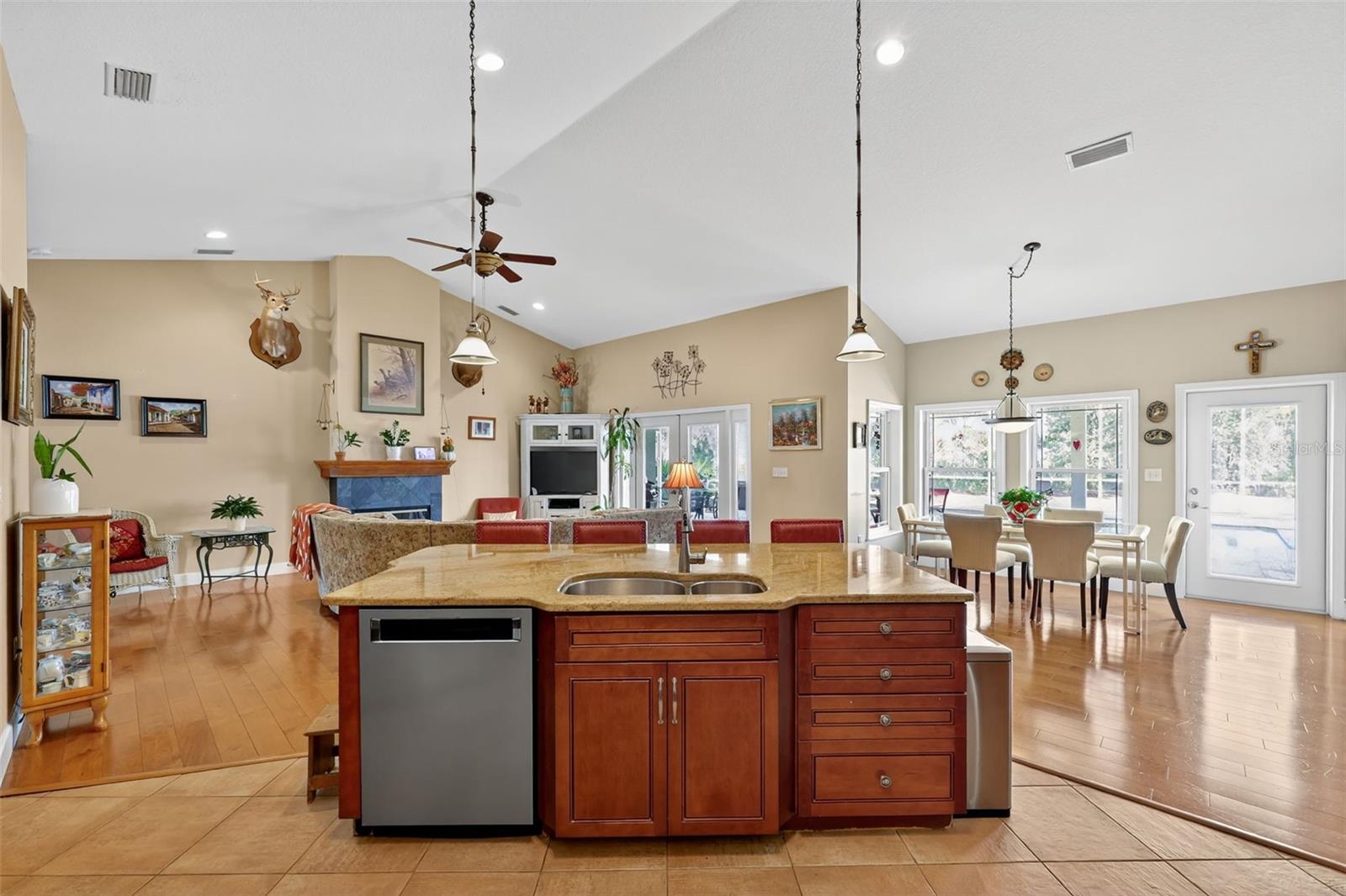 Image 26 of 90 For 8027 Ehren Cutoff