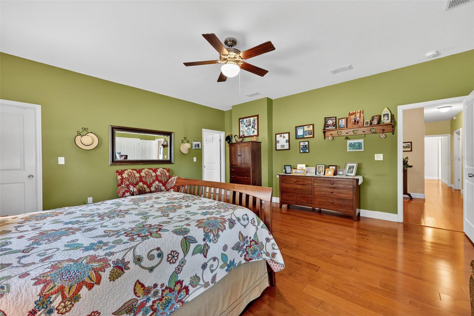 Image 42 of 90 For 8027 Ehren Cutoff