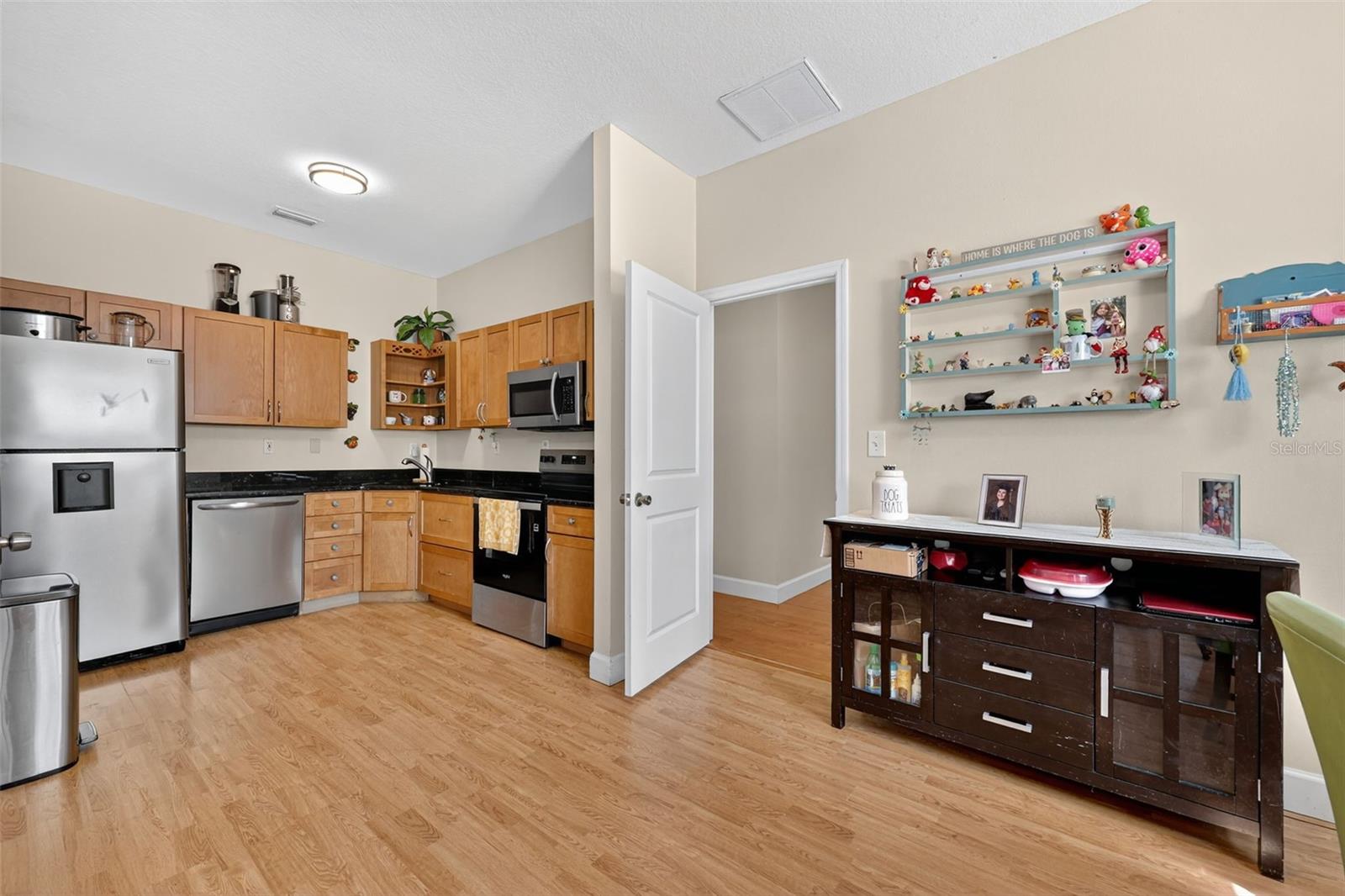 Image 54 of 90 For 8027 Ehren Cutoff