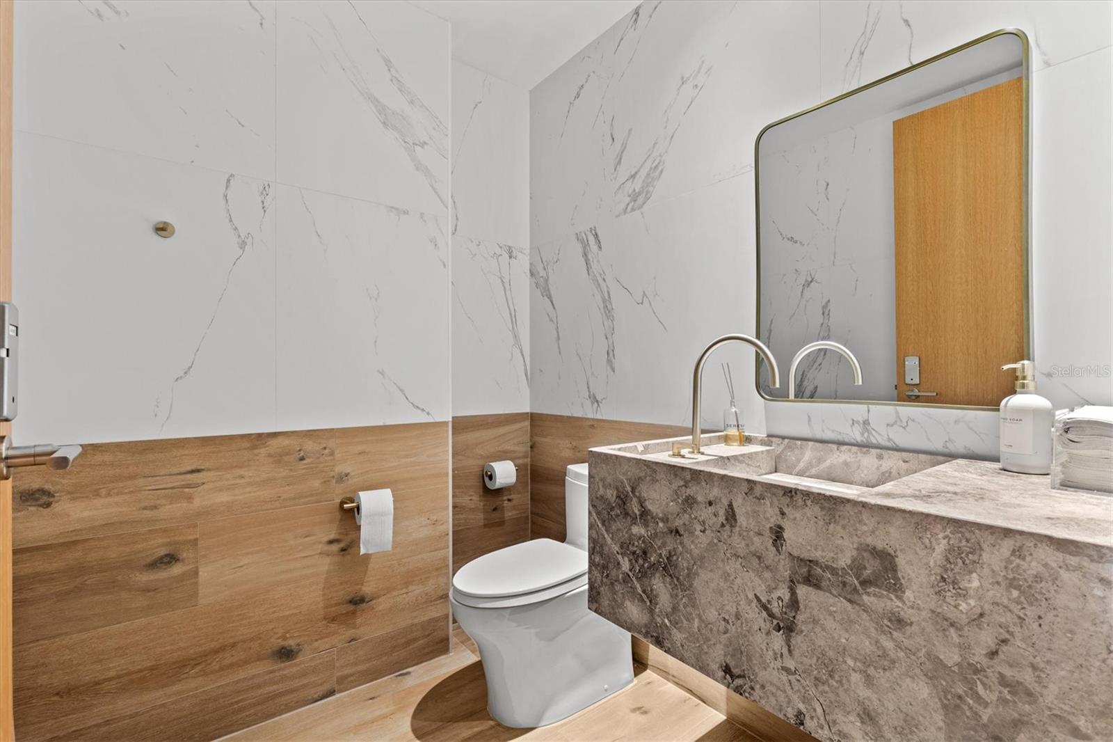 Listing photo id 71 for 1020 Sunset Point Road 213