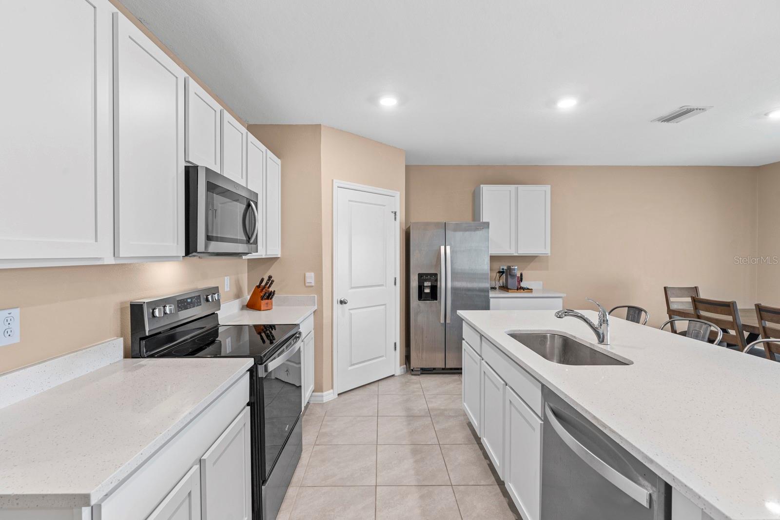 Listing photo id 8 for 3505 Thistle Bank Court