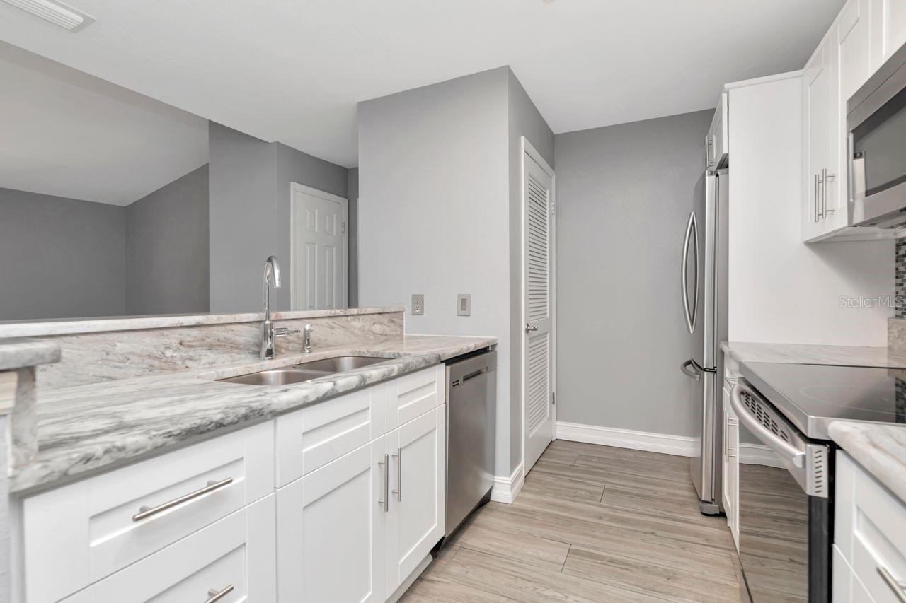 Listing photo id 4 for 9481 Highland Oak Drive 1506