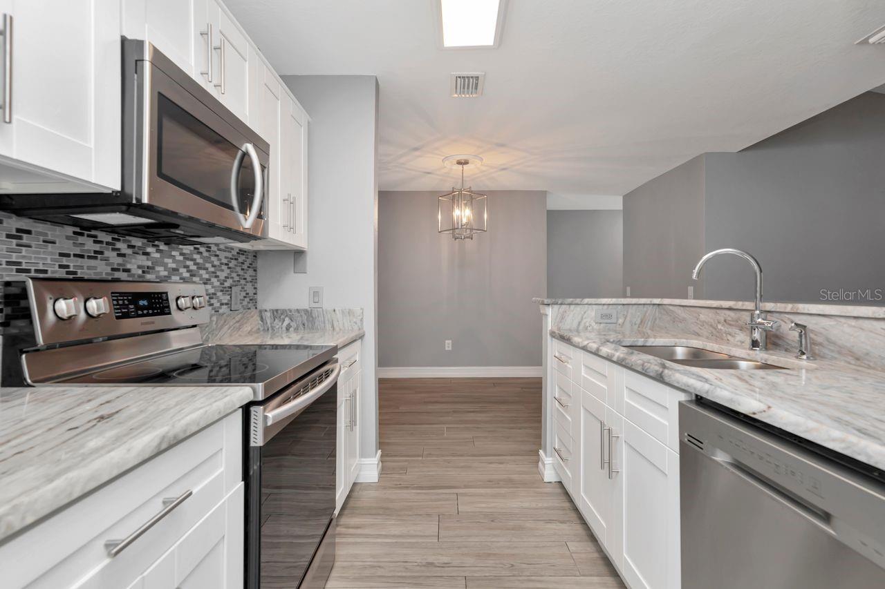 Listing photo id 6 for 9481 Highland Oak Drive 1506