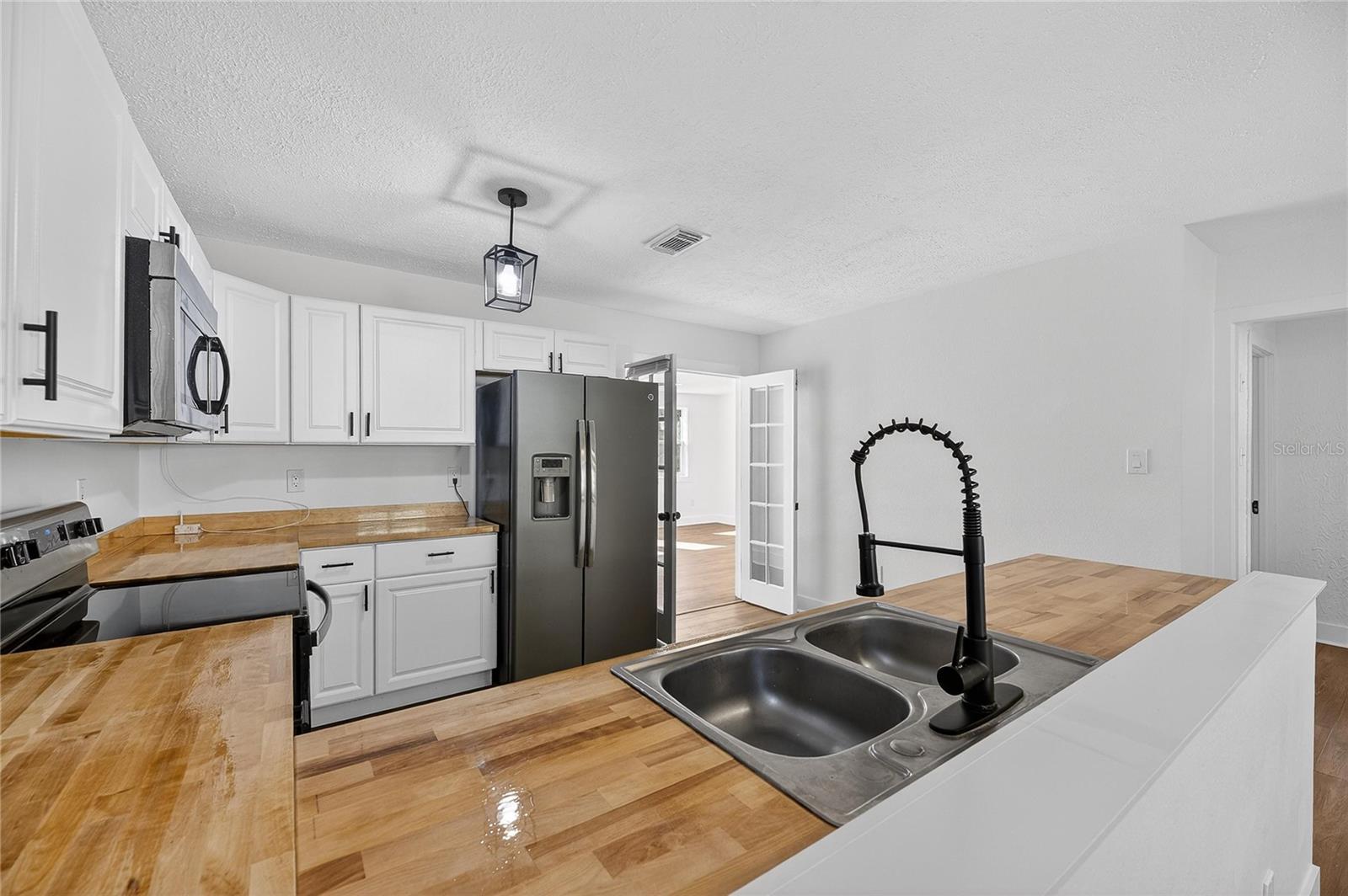 Image 11 of 52 For 1407 North Street 1