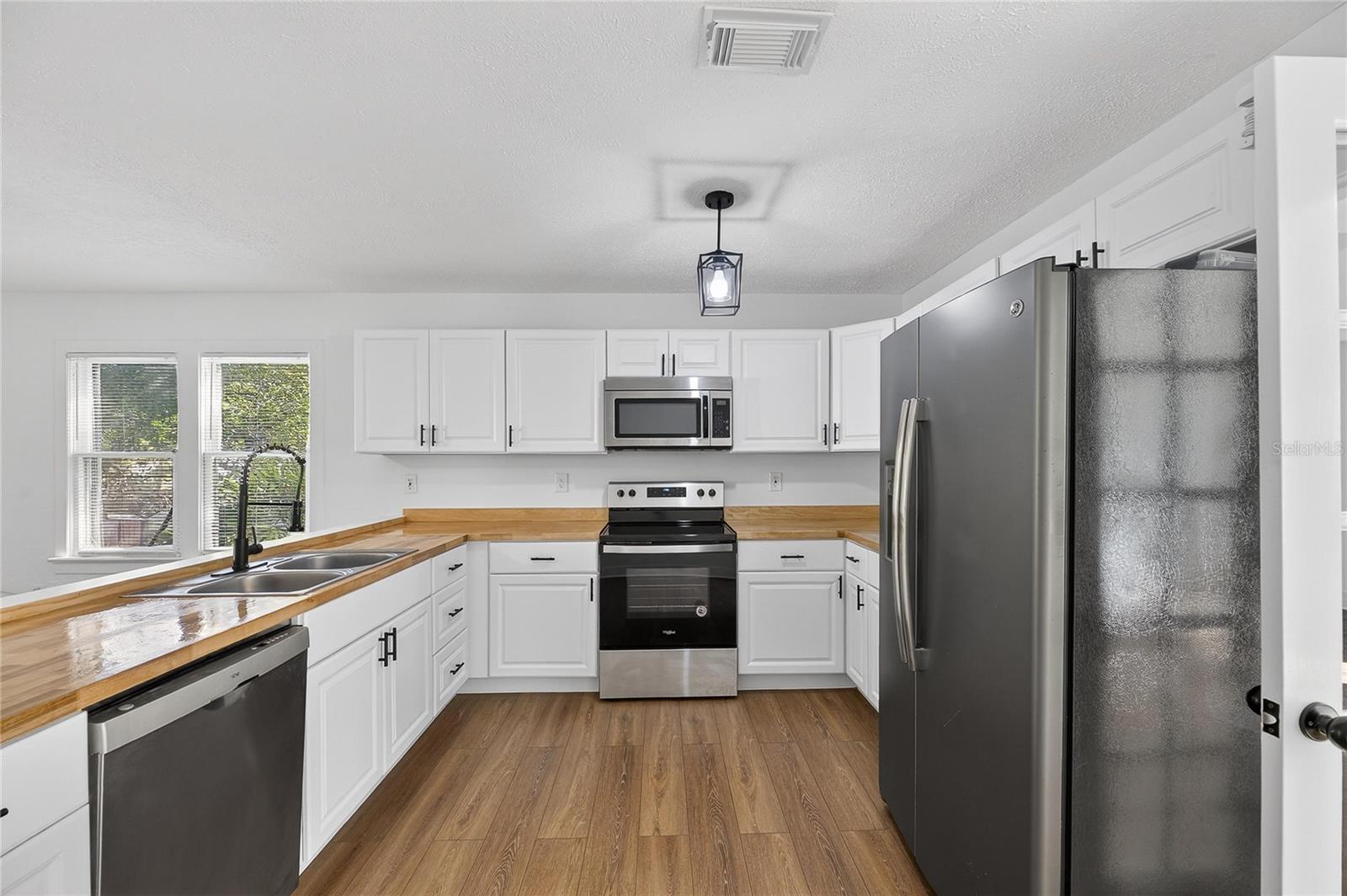 Image 13 of 52 For 1407 North Street 1