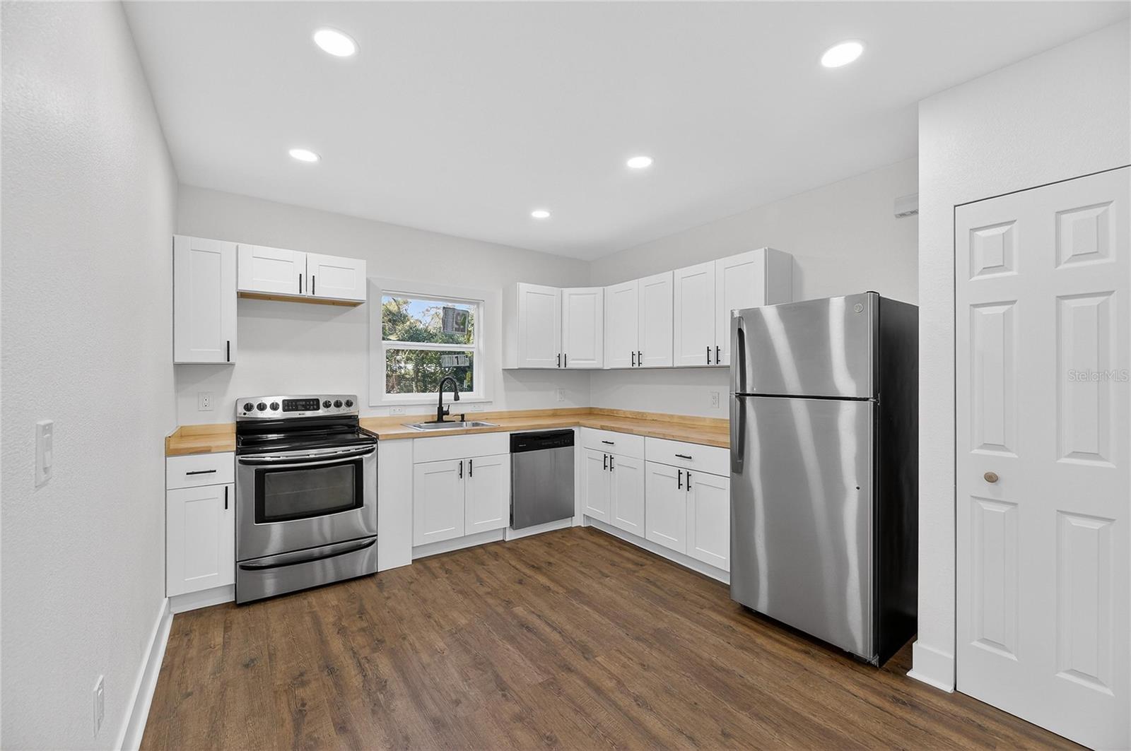 Image 37 of 52 For 1407 North Street 1