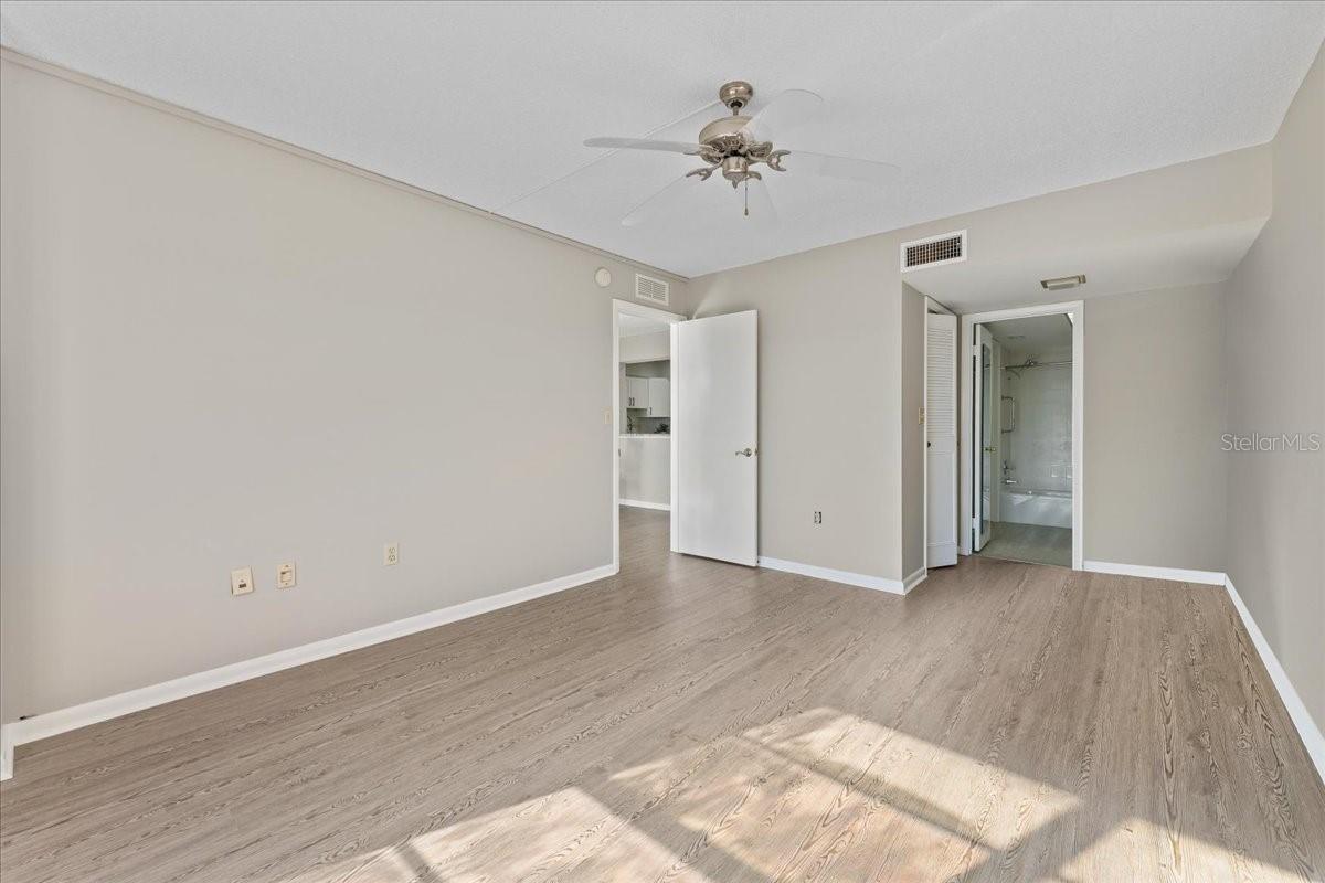 Listing photo id 9 for 4900 Brittany Drive S 610