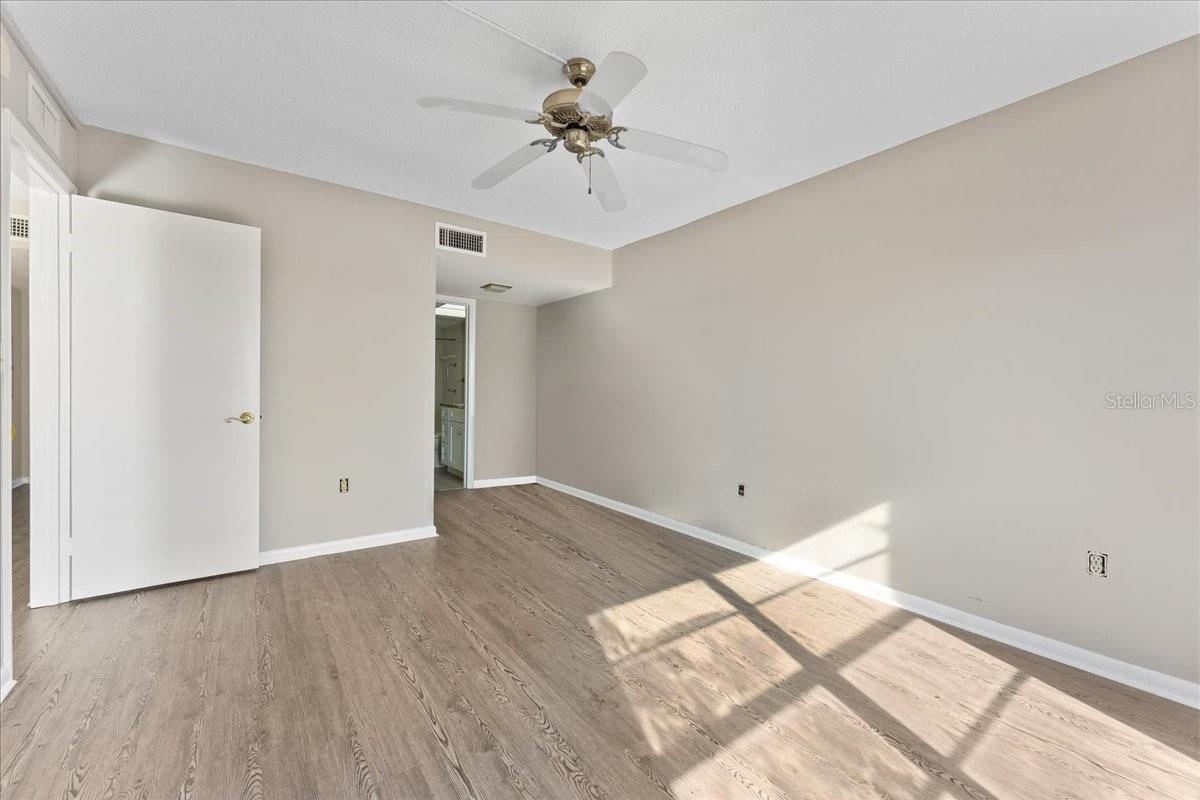 Listing photo id 10 for 4900 Brittany Drive S 610