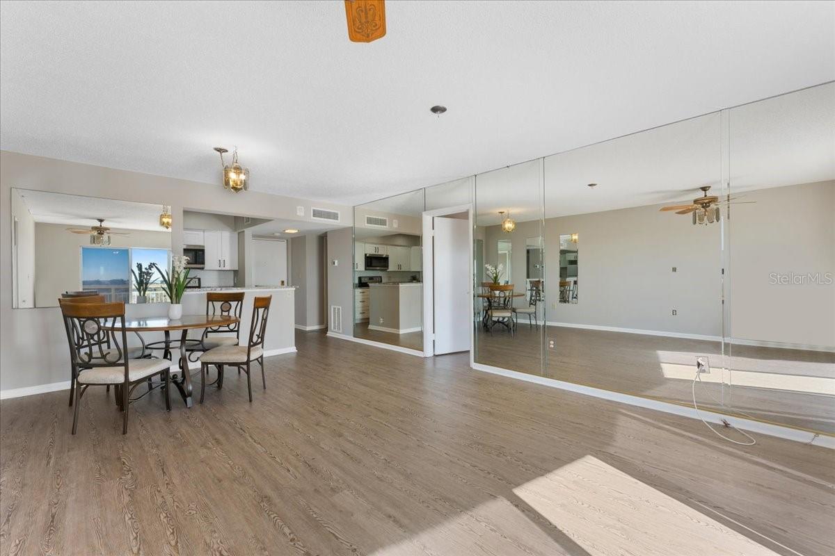 Listing photo id 3 for 4900 Brittany Drive S 610