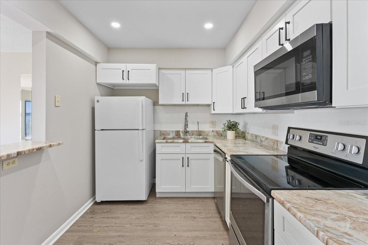 Listing photo id 4 for 4900 Brittany Drive S 610