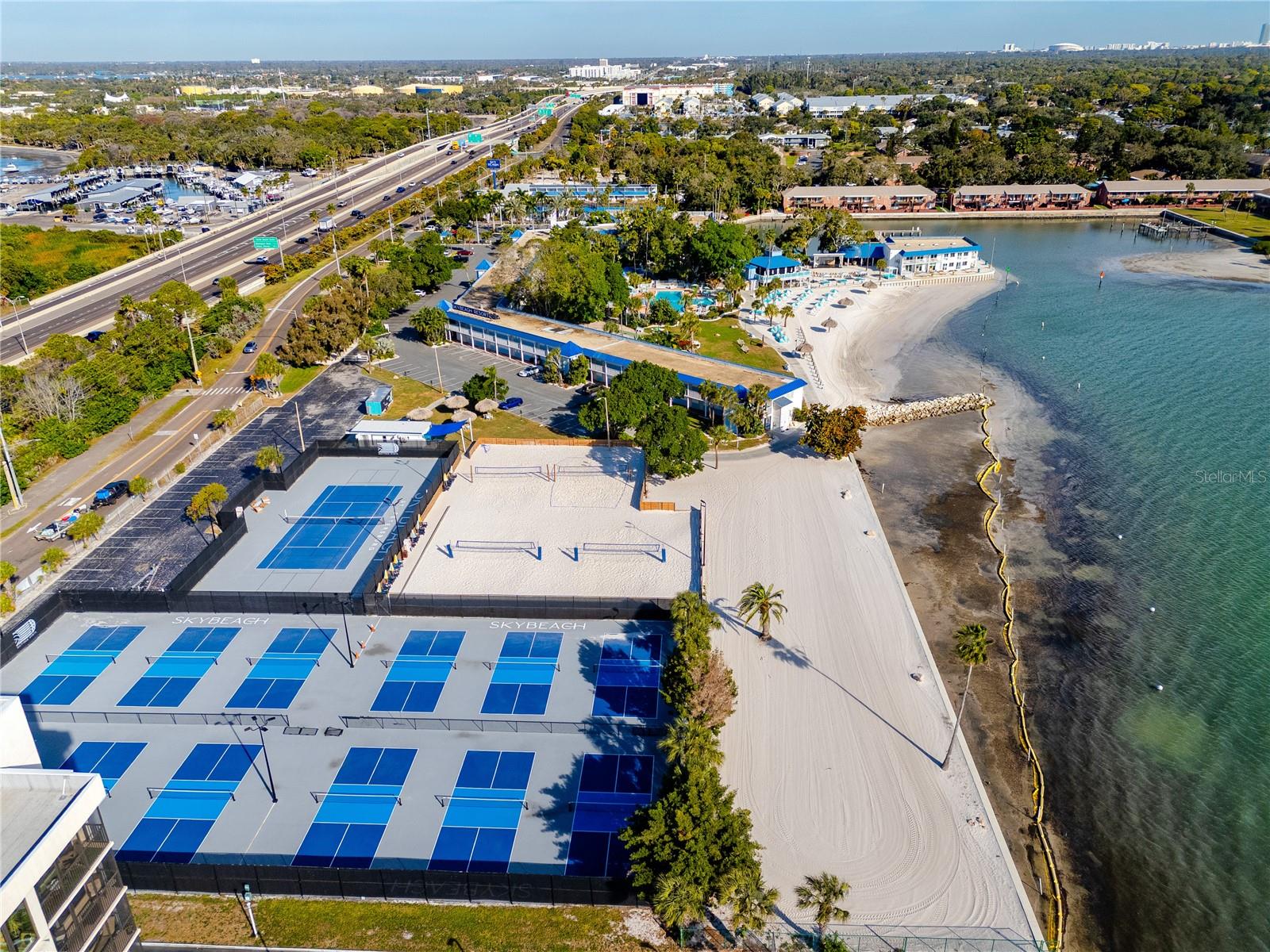 Listing photo id 41 for 7200 Sunshine Skyway Lane S 2a