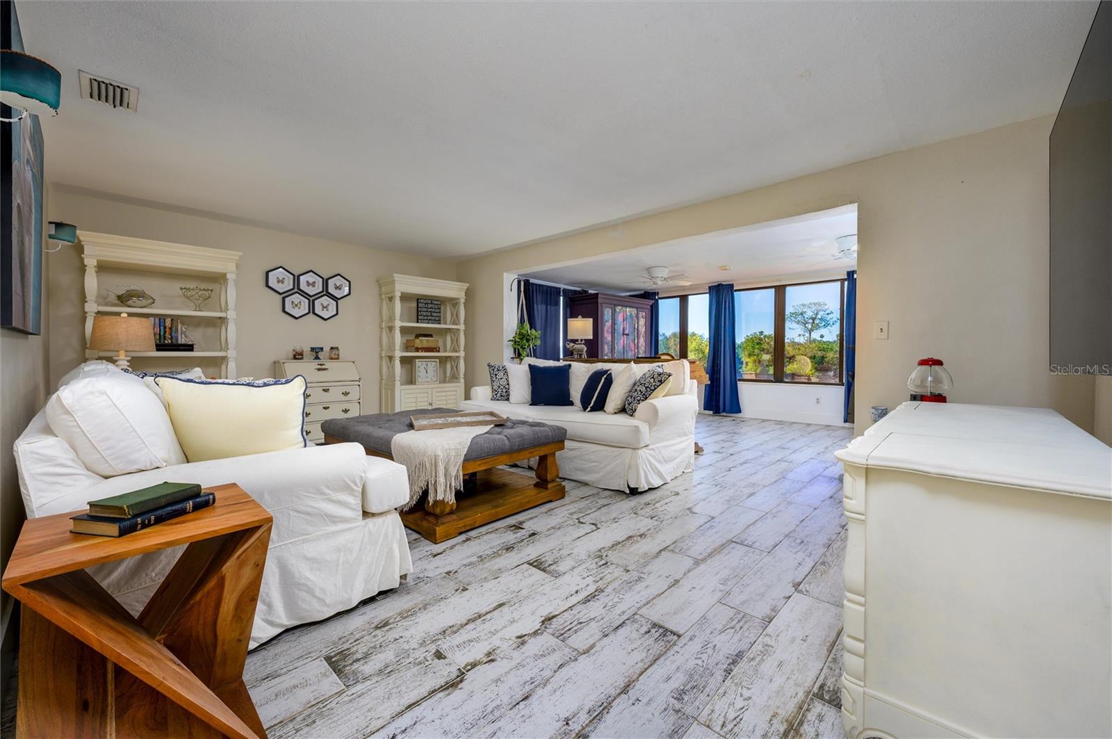 Image 14 of 39 For 1053 Grand Boulevard